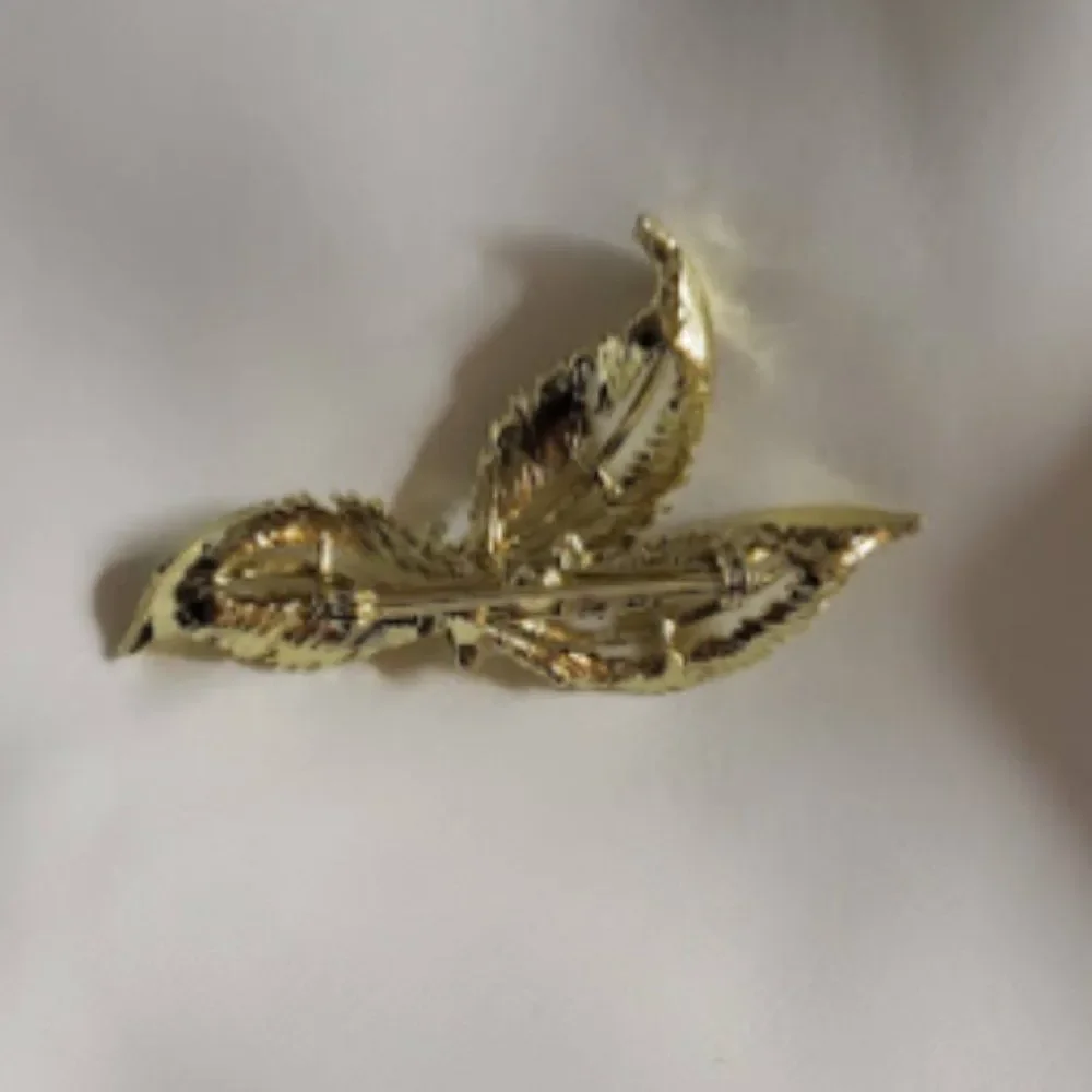 Gold Vintage Leaf Brooch EUC